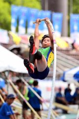 【男子棒高跳び決勝】３メートル９０に挑む唯野虎徹（本別中）