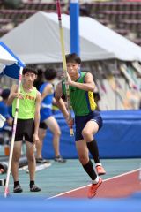 【男子棒高跳び決勝】３メートル９０に挑む唯野虎徹（本別中）
