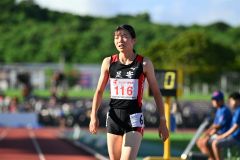 【女子８００メートル予選９組】２分１１秒３９で、組１着、全体４位で決勝進出を決めた人見仁菜（足寄中）