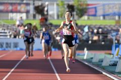 【女子８００メートル予選９組】集団を引き離しフィニッシュをする人見仁菜（足寄中、手前）人見は２分１１秒３９で組１着、全体４位で決勝進出を決める