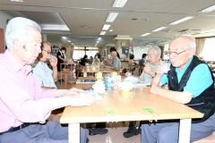 栄養水を口にする利用者