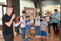 歴史民俗資料館で軍馬の説明をする山本さんの話しに耳を傾ける参加者