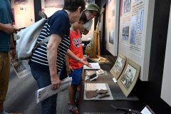 池田町郷土資料館で爆弾の破片を眺める参加者