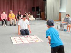 元気クラブの高齢者と交流する小学生たち