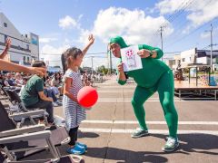 【写真】マジックショーでパフォーマーにアピールする子どもたち