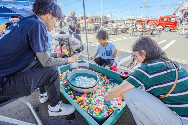 マジックや大道芸も、子どもたちが「夏祭り」を楽しむ　大樹
