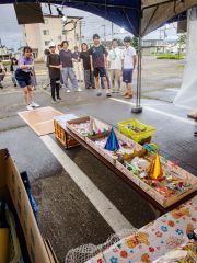 夏祭りらしい屋台を楽しむ子どもたち