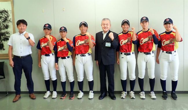 市内６選手が全国大会へ意気込み、中学女子野球グラティアスウイッシュ　市教育長を訪問