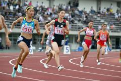 【女子８００メートル決勝】スタートを切り、加速させる人見仁菜（足寄、ゼッケン１１６）