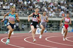 【女子８００メートル決勝】スタートを切り、加速させる人見仁菜（足寄、ゼッケン１１６）