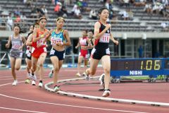 【女子８００メートル決勝】積極的に前へ出て、先頭を走る人見仁菜（右、足寄）