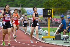 【女子８００メートル決勝】４位でゴールした人見仁菜（足寄、右）