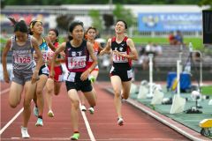 【女子８００メートル決勝】最後の直線を力走する人見仁菜（足寄、右端））