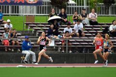 【女子８００メートル決勝】レース前半、積極的に前へ出て先頭を走る人見仁菜（足寄、ゼッケン１１６）