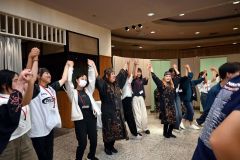 「ポロリムセ」を一緒に踊る生徒たち
