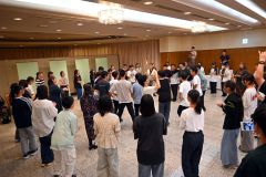 「ポロリムセ」を一緒に踊る生徒たち