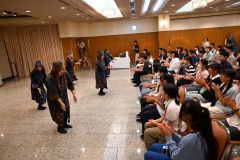 アイヌ舞踊を披露する保存会のメンバー