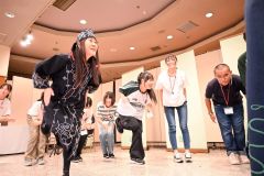 埼玉の中学生がアイヌ舞踊体験に笑顔　交流事業で学び深める