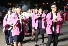 独創性豊かな装いで盆踊りを楽しむ参加者ら（広尾）