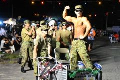 独創性豊かな装いで盆踊りを楽しむ参加者ら（広尾）