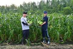 (写真左から)本別町の嶋崎農場でスイートコーンの収穫体験をした松岡さんと早野さん
