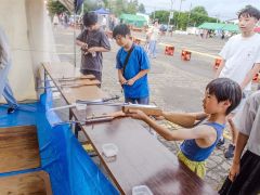 射的を楽しむ子どもたち(広尾)