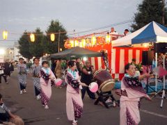 盆踊りを楽しむ参加者たち(幕別)