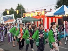 盆踊りを楽しむ参加者たち(幕別)
