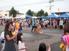 盆踊りを楽しむ参加者たち(幕別)