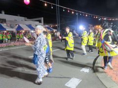 浴衣や法被姿で盆踊りを楽しむ村民ら