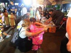 子どもたちでにぎわった縁日の射的