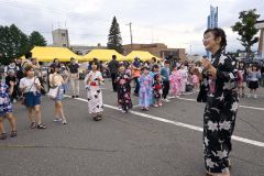 にぎわった子ども盆踊り