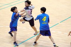 【男子準決勝・駒場中拠点校―札幌厚別中】シュートを放つ駒場中拠点校の熊坂泰知主将（チーム提供）