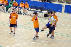 【女子準決勝・駒場中拠点校―函館市拠点校】シュートを狙う駒場中拠点校のピボット眞田陽向（チーム提供）