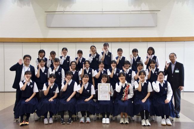 吹奏楽部と陸上競技で全道出場報告　芽室町内小中学生が教育長訪問