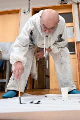 ６日、帯広市内の教会で開かれた平和集会で墨アートを実践する月下美紀さん