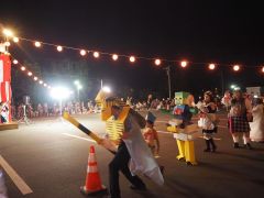 仮装でにぎわった忠類盆踊り