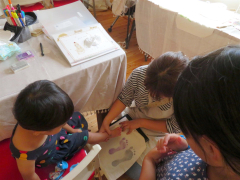 手形足形アートに取り組む親子連れ