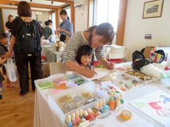 手形アートに取り組む親子