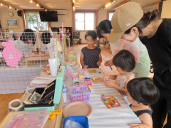 ワークショップを楽しむ親子連れ
