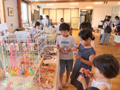 ハンドメードのワークショップに取り組む子どもたち