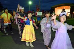 子ども盆踊り大会に参加し練習してきた踊りを披露する子どもたち