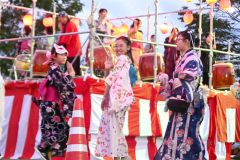 浴衣を身につけて笑顔で踊る町民