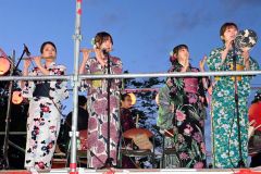 伸びやかな「北海盆唄」を生演奏・歌唱した民舞会