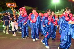 ３週間ほどかけて作ったという「ミャクミャク」の揃いの仮装で踊る上士幌高校生