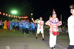 役場＆議員チームは「エッホ！エッホ！万博が上士幌に来たって伝えなきゃ！」をテーマに踊った。町長も大阪・道頓堀の名物人形「くいだおれ太郎」姿で登場
