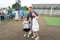 記念撮影にも気軽に応じる杉谷さん
