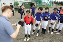 即席のサイン会には列ができた（助川かおる通信員撮影）