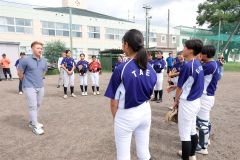 選手の質問に笑いを交えながらも真剣に答える杉谷さん（助川かおる通信員撮影）