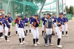 杉谷さんの姿を見て驚くグラティアスウイッシュＢＣの選手たち（助川かおる通信員撮影）